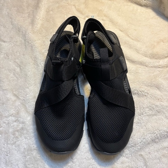 NWT Men’s Water Shoes Size 12 Black Adventure Sandals All in Motion BlackJay - Picture 2 of 9